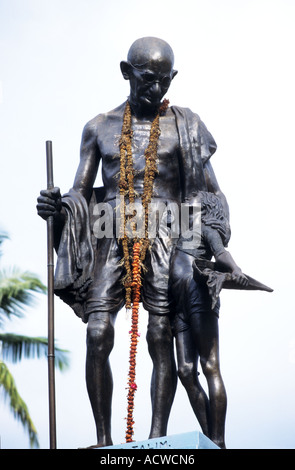 Statue du Mahatma Gandhi, chef politique et religieux avec sa main sur les épaules d'une jeune fille.Panaji, la vieille ville,Goa Inde Banque D'Images