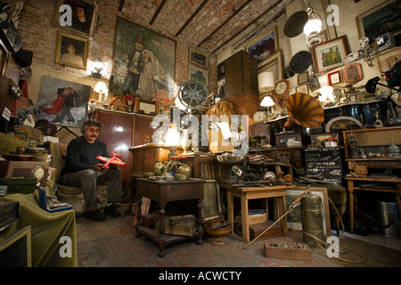 Marché aux puces de Buenos Aires Argentine et le propriétaire avec un avion Jouet rouge Banque D'Images