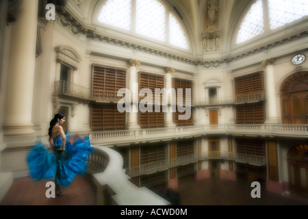 Danseuse dans une robe bleue dans un hall de l'École de danse Argentine Buenos Aires Banque D'Images