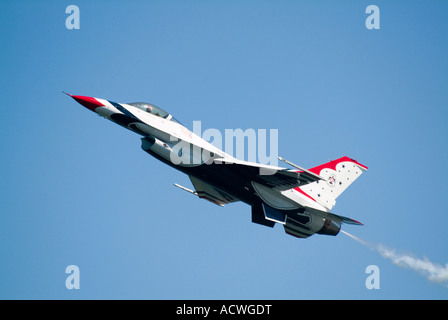 THUNDER BIRD SOLO EN VOL EN AVION DE CHASSE Banque D'Images