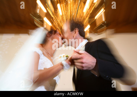 La photographie de mariage couple à Delft, aux Pays-Bas. La partie s'embrasser Banque D'Images