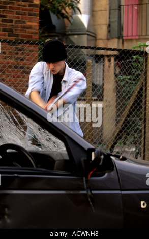 Jeune homme pare-brise automobile auto voiture Banque D'Images