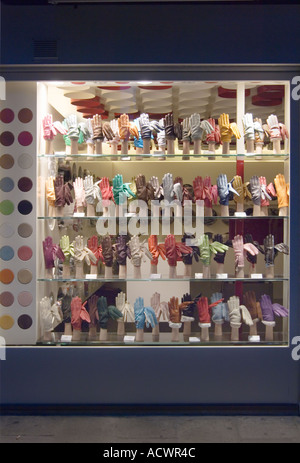 Verticale de l'image couleur de l'affichage de la fenêtre d'un magasin de gants de cuir multicolores la nuit à Venise Italie Banque D'Images