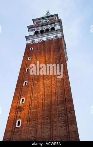 À la haut sur le campanile de Saint Marc Place Saint-Marc de Venise en Italie avec le soleil couchant dappling et réchauffement climatique la brique rouge Banque D'Images