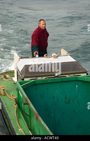 Editorial N'utilisez que le modèle ne libération vide ordures vert voile mis sur sa façon de travailler par l'Italien trash man on Venice canal Banque D'Images