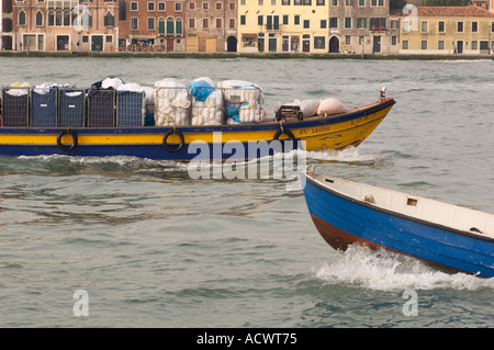 Arcs d'un nettoyage complet de la voile et l'esquif vide passant l'autre dans des directions opposées sur une le Canale della Giudecca Venise Banque D'Images