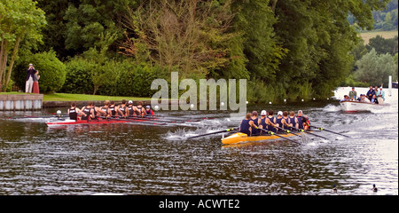 Concurrence entre universités internationales à l'aviron au henley royal regatta Banque D'Images