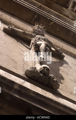 Jusqu'à la verticale de l'image en couleur sur un crucific sur une église à Campo San Geremia dans siestieri Cannaregio à Venise Italie Banque D'Images