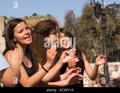 Editorial N'utilisez que le modèle ne libération adolescentes chantant et applaudissant en avril 9 Plaza à Taormina Italie Sicile Banque D'Images