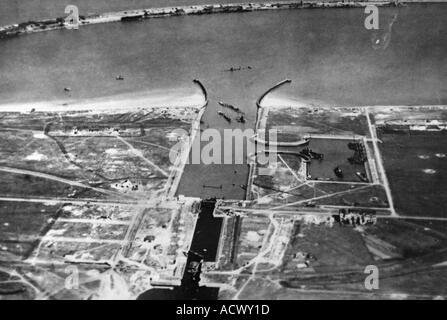Lendemain de la PREMIÈRE GUERRE MONDIALE 23 avril 1918 Raid Zeebrugge avec navires britanniques coulés à l'entrée du canal Banque D'Images