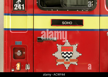 La voie d'urgence incendie rue keeper alarme vitesse rouge danger courageux destructeurs sauver la vie Soho Central London fire brigade cont de l'eau Banque D'Images