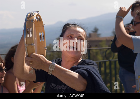 Editorial N'utilisez que le modèle ne libération personnes âgées femme italienne chanter et jouer le tambourin en avril 9 Plaza à Taormina Banque D'Images