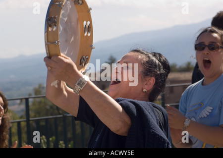 Editorial N'utilisez que le modèle ne libération personnes âgées femme italienne chanter et jouer le tambourin en avril 9 Plaza à Taormina Banque D'Images