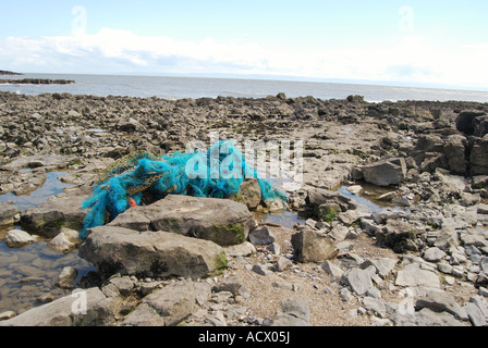 Filet de pêche en plastique accroché sur les rochers et supprimés nombre 2518 Banque D'Images