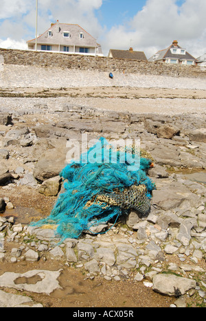 Des déchets de plastique d'un filet de pêche avec des poissons encore en il est lavé à terre sur la plage de porthcawl porthcawl South Wales nombre 2522 Banque D'Images