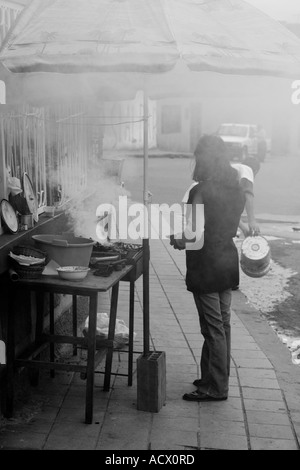 Femme vendant de la viande dans la rue, Tunja, Colombie Banque D'Images