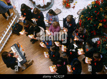 Carol Singers centre commercial St Nicholas Sutton Surrey Banque D'Images