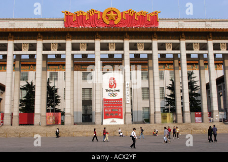 Musée de l'histoire de la Chine avec l'horloge de compte à rebours à l'occasion des cérémonies d'ouverture des Jeux Olympiques d'été de 2008 de Pékin place Tiananmen Banque D'Images