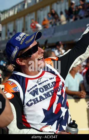 Nicky Hayden Champion MotoGP 2006 célèbre dans le parc ferme lors de la dernière série de course circuit Ricardo Tormo à Valence Espagne nov 06 Banque D'Images