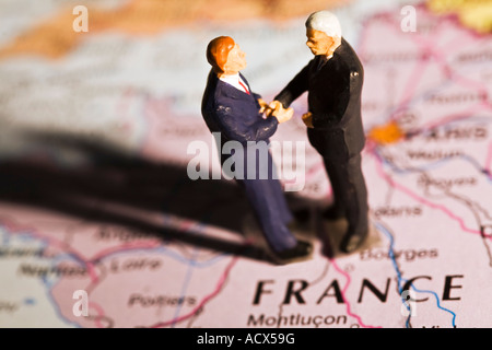 Serrer la main d'affaires miniature sur carte de France Faire des affaires en Europe Banque D'Images