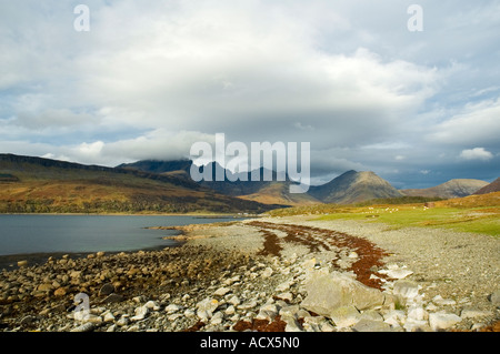 Les pics de Bla Bheinn (Selkirk Arms), Clach Glas et Garbh Bheinn, sur le Loch Slapin, à partir de près de Torrin, Isle of Skye, Scotland, UK Banque D'Images