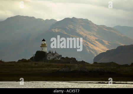 L'île d'Ornsay et le phare de l'autre côté du Sound of Sleat. Depuis Isleornsay, île de Skye, Écosse, Royaume-Uni. Les montagnes de Knoydart en arrière-plan. Banque D'Images