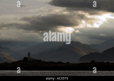 L'île d'Ornsay et le phare de l'autre côté du Sound of Sleat. Depuis Isleornsay, île de Skye, Écosse, Royaume-Uni. Les montagnes de Knoydart en arrière-plan. Banque D'Images