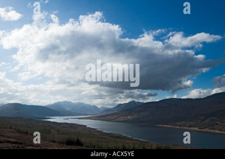 Loch Loyne et les collines de l'Claunie Forest de l'A87 près de Invergarry, Ecosse, Royaume-Uni Banque D'Images