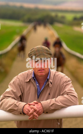 JOHN GOSDEN DÉCORÉ À SON MANTON HOUSE ESTATE D'ÉQUITATION PRÈS DE MARLBOROUGH WILTSHIRE UK SEP 2002 Banque D'Images