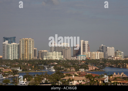 Vue sur la ville de Fort Lauderdale la batellerie savent que les îles britanniques à l'avant-plan la Floride Etats-Unis pris tôt le matin Banque D'Images