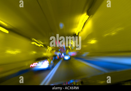 Voitures dans le trafic par tunnel avec Motion Blur Banque D'Images