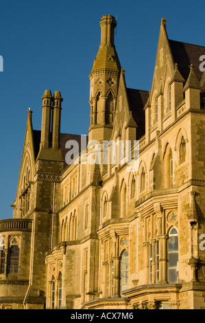 L'ancien bâtiment du collège, université d'Aberystwyth, par un après-midi d'été, bleu ciel clair sans nuages , détails architecturaux sculptés Banque D'Images