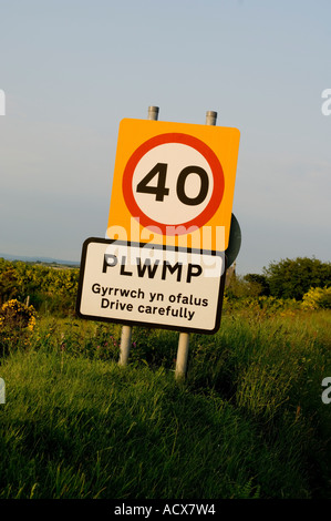 40 mph signe à Plwmp (une drôle de nom pour un village) Ceredigion West Wales UK Banque D'Images