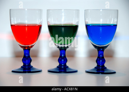 Rouge, Vert et Bleu verres remplis de liquides RVB sur fond blanc Banque D'Images