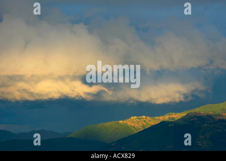La lumière du soleil transperce les nuages de mousson sur la vallée de Katmandou Banque D'Images