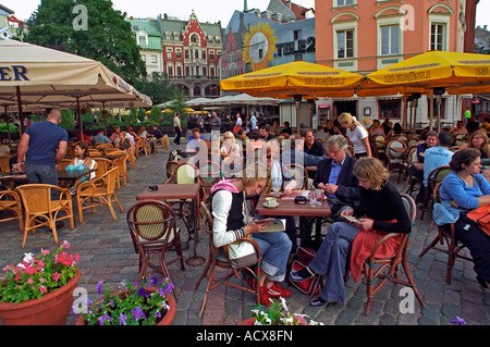 Cafés dans la vieille ville, Riga, Lettonie Banque D'Images