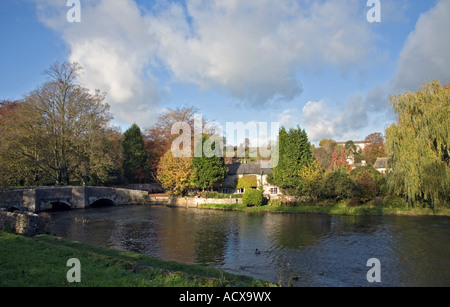 Storm Clouds Gathering Ashford dans l'eau Packhorse Sheepwash Pont sur la rivière Wye Derbyshire avec chalet sur la rive du fleuve Banque D'Images