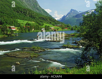 La pêche au saumon et à la truite sur la rivière Rauma près de Straumgjerde Møre-Romsdal région de Norvège Banque D'Images