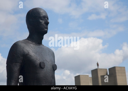 Antony Gormley Chiffres Sculpture sur Waterloo Bridge et le Théâtre National Southbank 'Event Horizon' Exhibition London Banque D'Images