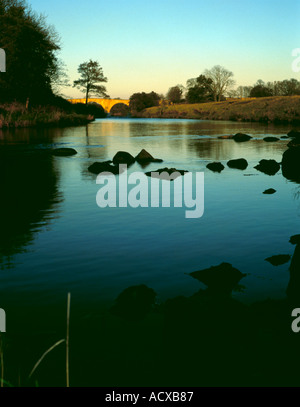 Coucher du soleil sur le pont voûté en pierre sur la rivière North Tyne à lechlade, Northumberland, England, UK. Banque D'Images