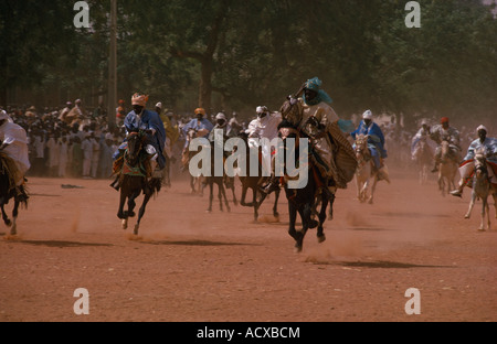 L'Afrique de l'Ouest NIGERIA Katsina Racing cavaliers saluer l'Emir au début de l'Durbah Salah jour festival Banque D'Images