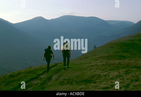 Couple en promenade dans les collines de Derwent, parc national de lake District, Cumbria, England, UK. Banque D'Images