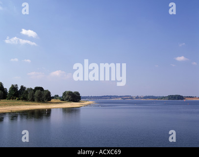 Ciel bleu de l'été à la tranquillité de l'eau près de Rutland Oakham Banque D'Images