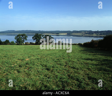 Vue panoramique sur Rutland Water l'un des plus grands lacs par l'homme. Banque D'Images