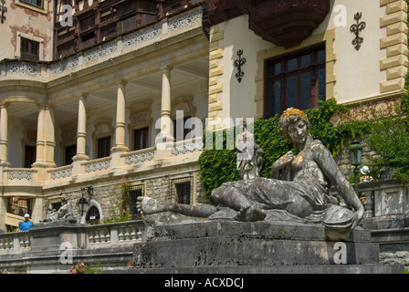 Sinaia, Transylvanie, Roumanie. Château de Peles. Statue dans les jardins à la française Banque D'Images