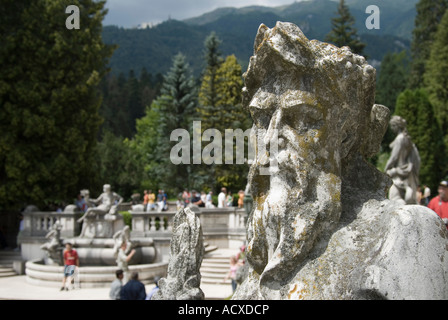 Sinaia, Transylvanie, Roumanie. Château de Peles. Statue dans les jardins à la française Banque D'Images