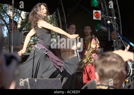 Un groupe jouant sur une scène au village festival, Kaisaniemi, Helsinki, Finlande, l'UE Banque D'Images