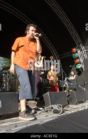Un groupe jouant sur une scène au village festival, Kaisaniemi, Helsinki, Finlande, l'UE Banque D'Images