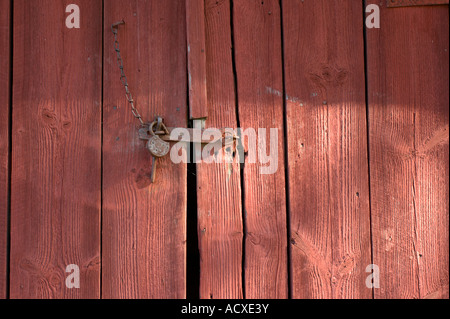 Ancienne serrure sur un entrepôt en bois peint rouge falu porte à Karkali, parc national de la Finlande, de l'Union européenne. Banque D'Images