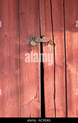 Ancienne serrure sur un entrepôt en bois peint rouge falu porte à Karkali, parc national de la Finlande, de l'Union européenne. Banque D'Images